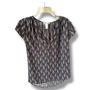 H&M Giraffe print Cap sleeve Grey Blouse Size 2 (S) Banded V neck EUC